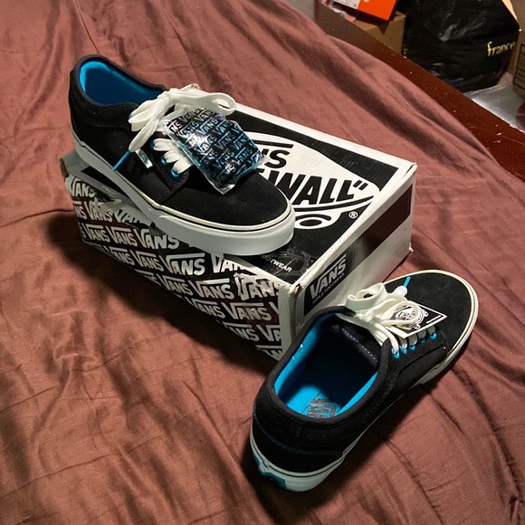 Women’s Vans Brand Laced Tennis Shoes.  NWT! - Picture 7 of 16